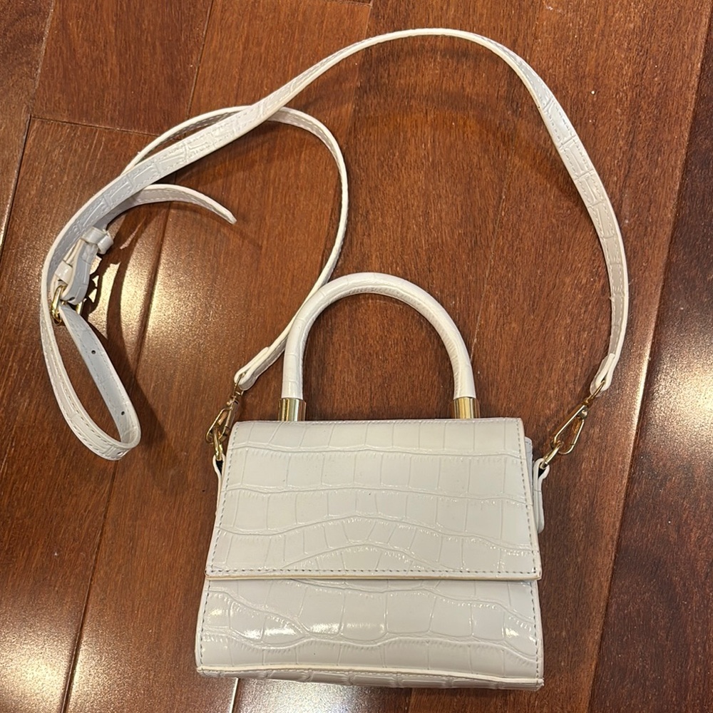 Chic White Croc-Embossed Handbag